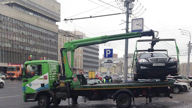 Работа эвакуатора на Зубовском бульваре в Москве. Архивное фото