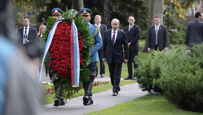 Президент России Владимир Путин во время церемонии возложения венков к Монументу освободителям Белграда и Памятнику советскому солдату в Белград