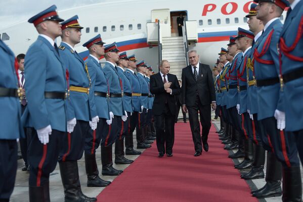 Президент России Владимир Путин и президент Сербии Томислав Николич во время церемонии встречи в аэропорту Белграда
