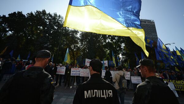 Сотрудники правоохранительных органов обеспечивают безопасность во время пикета в поддержку закона о люстрации власти в Киеве. Архивное фото
