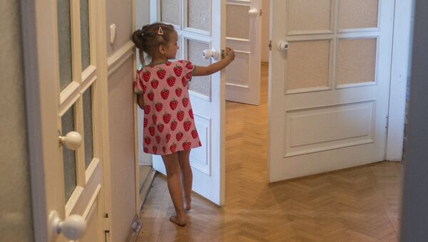 Девочка в коридоре дома