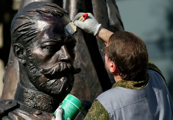 Подготовка нового памятника Николаю II к праздничным мероприятиям в Белграде