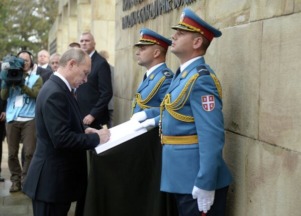 Президент России Владимир Путин делает запись в книге почетных гостей