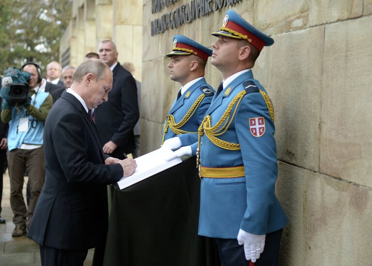 Президент России Владимир Путин делает запись в книге почетных гостей