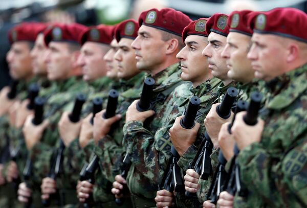 Солдаты сербской армии на параде в честь 70-летия освобождения Белграда советскими войсками