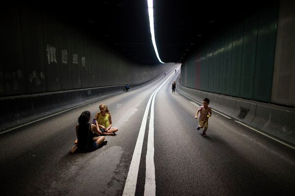 Перекрытый протестующими автомобильный тоннель в Гонконге