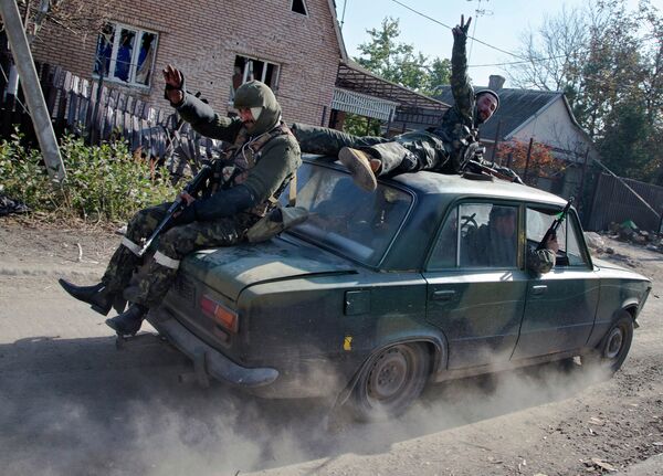 Ополченцы едут на автомобиле недалеко от аэропорта Донецка