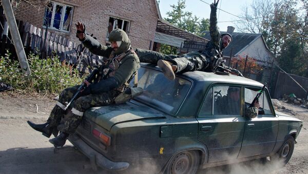 Ополченцы едут на автомобиле недалеко от аэропорта Донецка. архивное фото