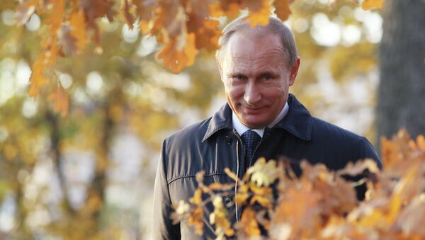 Президент России Владимир Путин гуляет по парку в имении поэта М.Ю.Лермонтова Тарханы. Архивное фото