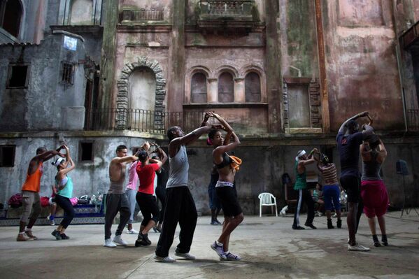 Танцоры из группы Deep Roots Dance Company во время тренировки в старом театре в Гаване, Куба