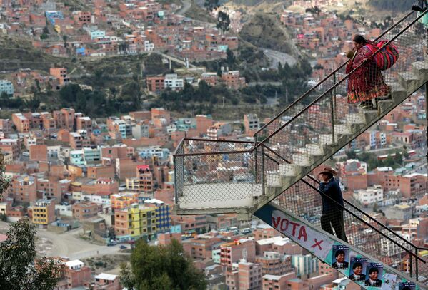 Мужчина и женщина на лестнице в Ла Паз, Боливия