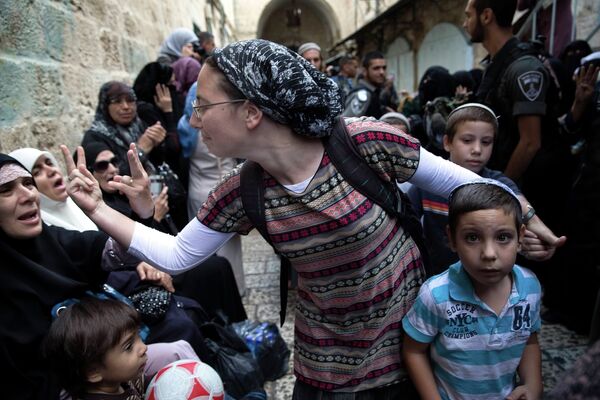 Израильская и палестинская женщина во время протеста палестинок против посещения евреями культовых мусульманских мест на Храмовой горе в Иерусалиме