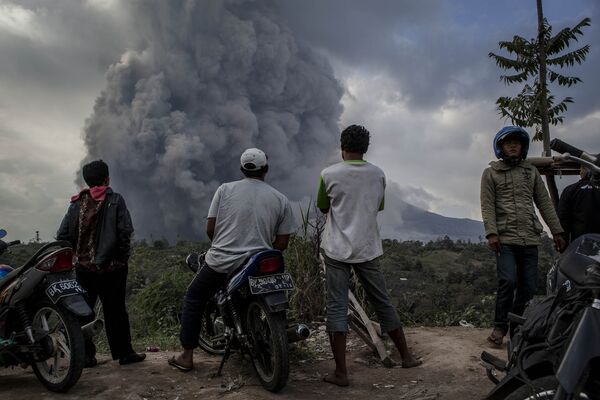 Извержение вулкана Синабунг, Северная Суматра, Индонезия