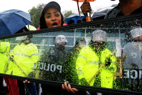 Демонстрант держит стекло возле полицейского департамента в американском городе Фергюсон