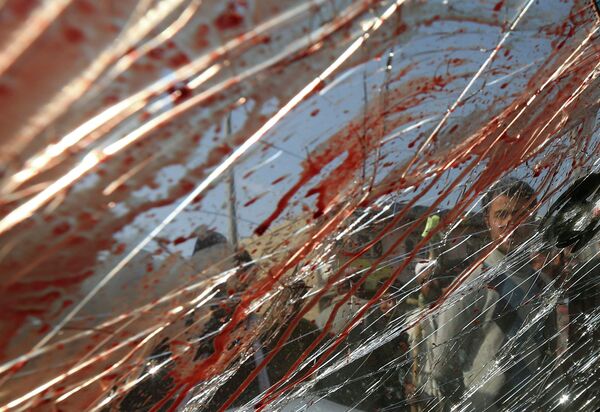 Окровавленное стекло автомобиля после взрыва в Кабуле, Афганистан