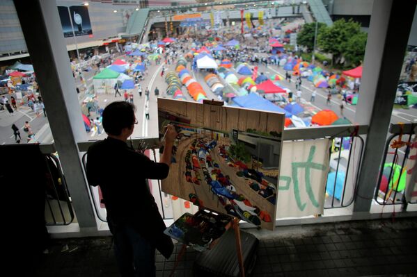 Художник рисует картину о протестующих в Гонконге, Китай