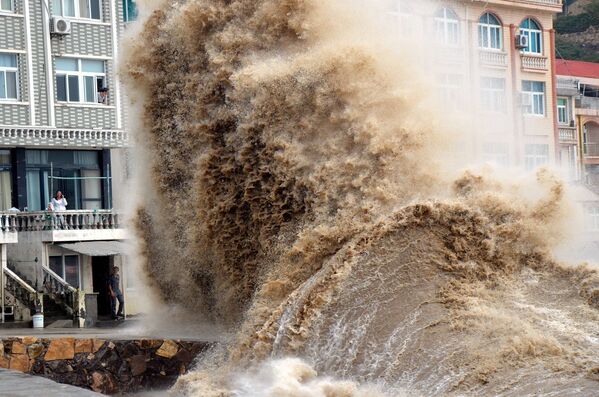 Тайфун Вонгфонг в городе Венлинг, Китай