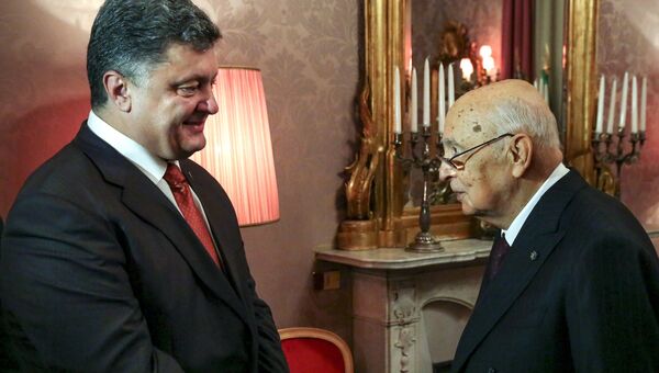 Президент Украины Петр Порошенко беседует с президентом Италии Джорджо Наполитано