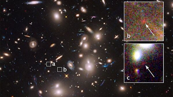 Одна из самых далеких и маленьких галактик, сфотографированных телескопом Хаббл в Кластере Пандоры (Abell 2744)