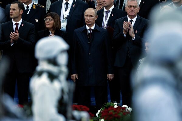 Президент России Владимир Путин и президент Сербии Томислав Николич во время парада в честь 70-летия освобождения Белграда