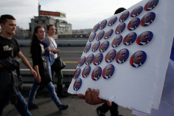 Значки с изображением президента России Владимира Путина в Белграде