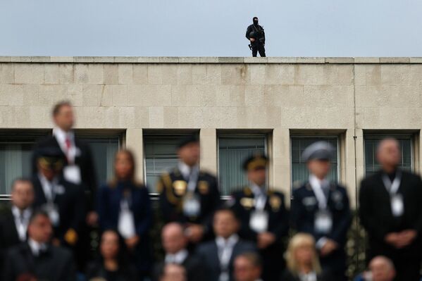 Сотрудник службы безопасности на параде в честь 70-летия освобождения Белграда