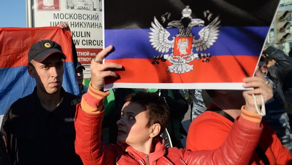 Пикет сторонников Новороссии против акции оппозиции Марш мира в Москве. Архивное фото