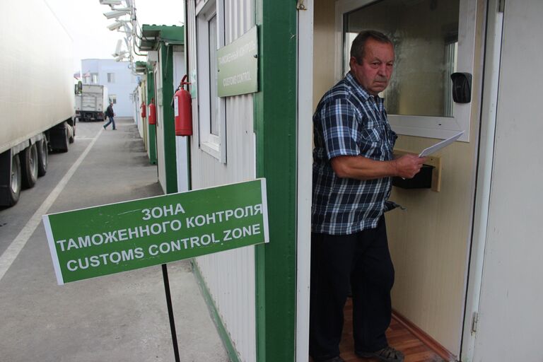 Водитель на таможенном посту в городе Армянске Республики Крым