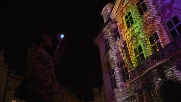 Дворец в Праге превратился в витраж и рассыпался во время светового шоу