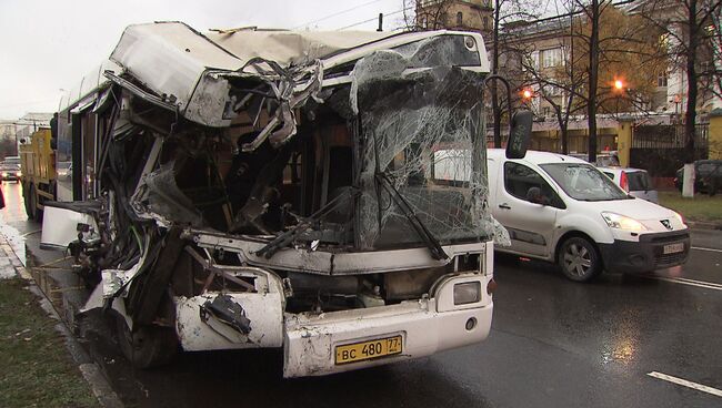 Последствия ДТП в Москве, в котором пострадали 12 человек