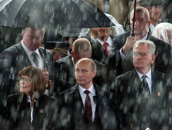 Президент России Владимир Путини президент Сербии Томислав Николич на военном параде