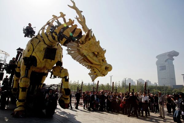 Механический лошадь-дракон The Long Ma на шоу в Пекине