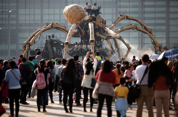 Механическая инсталяция The Spyder на шоу в Пекине