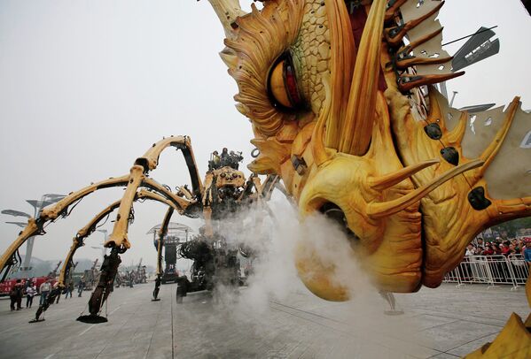 Механические инсталяции The Long Ma и The Spider на шоу в Пекине
