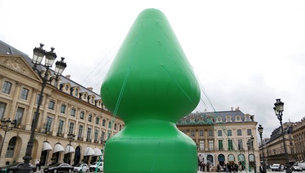 Надувное дерево в Париже на Вандомской площади