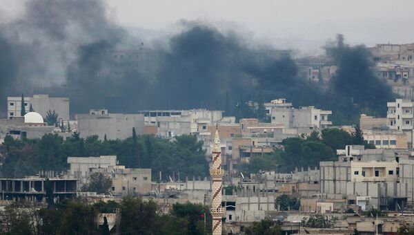 Дым от авиаударов поднимается над сирийским городом Кобани