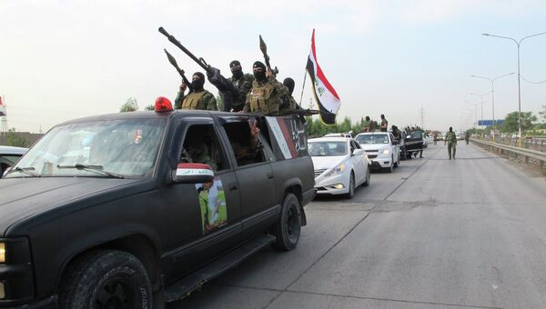 Шиитские боевики патрулируют окраину в западной части Багдада