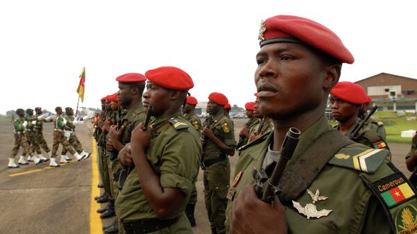 Военные Камеруна несут почетный караул