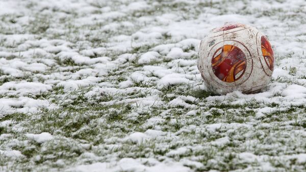 Футбольный мяч на снегу. Архивное фото
