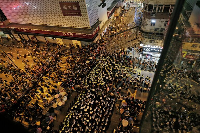 Столкновения активистов движения Occupy Central с полицией в Гонконге, 18 октября 2014