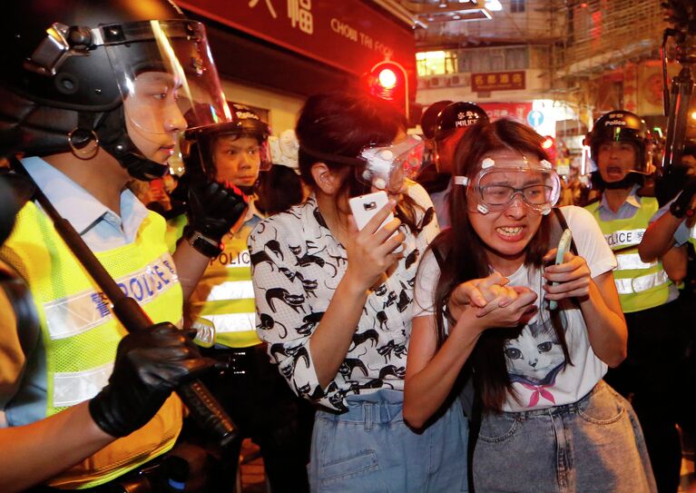 Столкновения активистов движения Occupy Central с полицией в Гонконге, 18 октября 2014