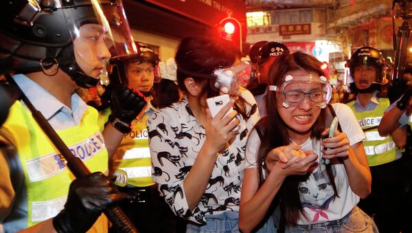Столкновения активистов движения Occupy Central с полицией в Гонконге, 18 октября 2014. Архивное фото