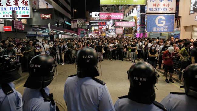 Столкновения активистов движения Occupy Central с полицией в Гонконге, 18 октября 2014