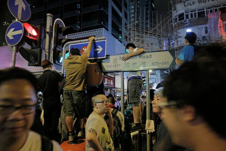 Столкновения активистов движения Occupy Central с полицией в Гонконге, 18 октября 2014