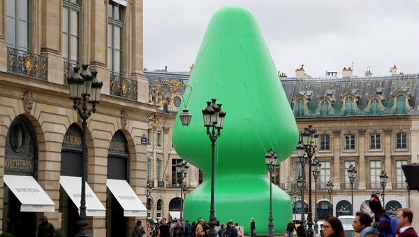 Инсталляция американского художника Пола Маккарти Дерево (Tree) в центре Парижа. Франция