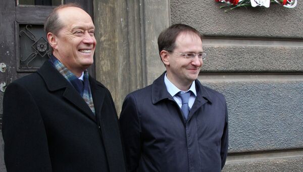 Посол России в Латвии Александр Вешняков (слева) и министр культуры РФ Владимир Мединский