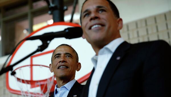 Президент США Барак Обама и губернатор Мэриленда Энтони Браун на предвыборном митинге в средней школе в Мэриленде