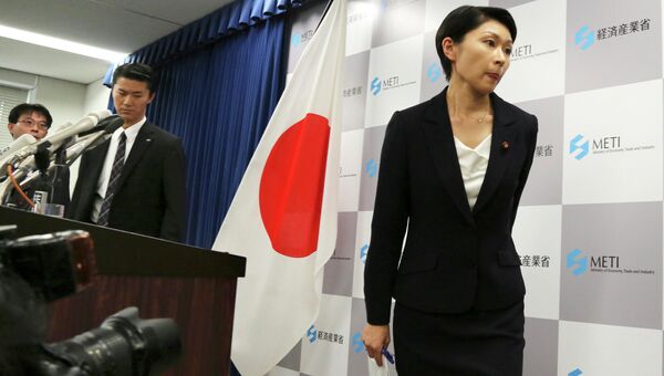 Министр экономики Японии Юко Обути после пресс-конференции, на которой объявила о своей отставке