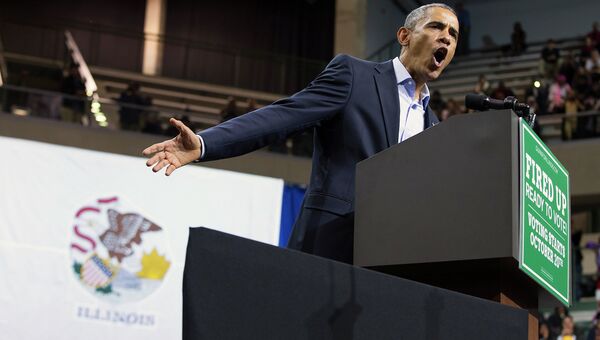 Президент США Барак Обама выступает в рамках своей кампании в Чикагском университете, 19 октября 2014