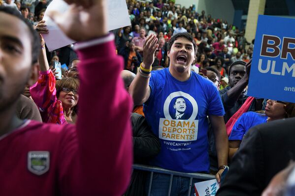 Противник иммиграционной политики президента США перебивает речь Барака Обамы во время его выступления в штате Мэриленд, 19 октября 2014